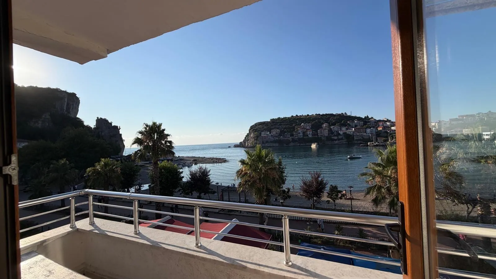 Aile odası balkonundan Amasra yarımadası, koy ve sahil boyunca uzanan palmiyeler