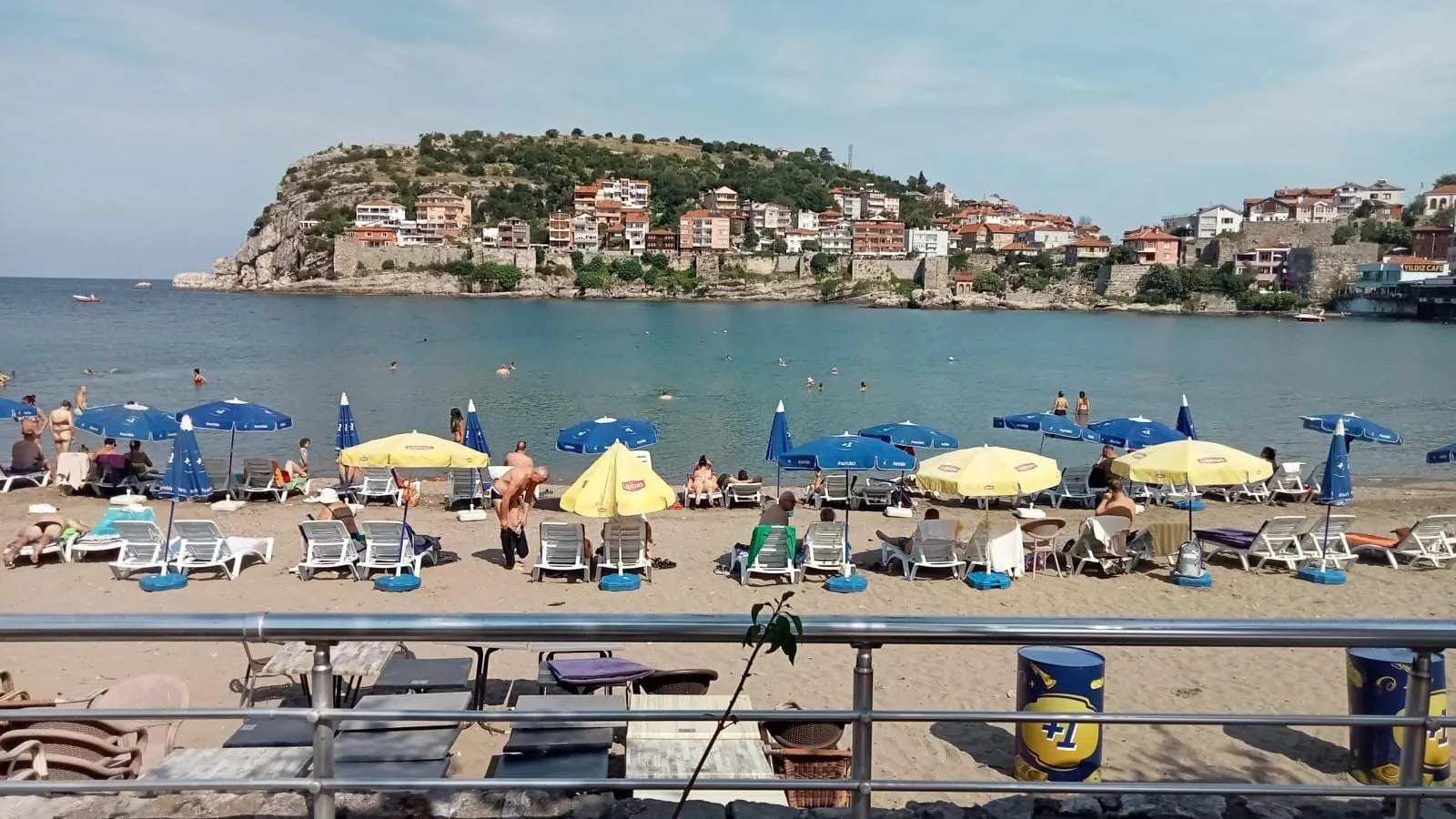 Amasra Büyük Liman kumsalı ve karşıda kale surlarıyla çevrili yarımada üzerindeki tarihi evler